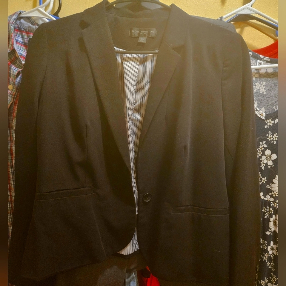 GUC Petite Large Black Worthington Women's Blazer, pinstripe liner